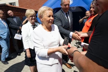 Uczestnicy uroczystości przekazania karetek w Mielcu