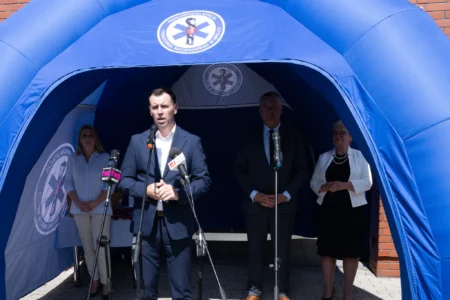 Uczestnicy uroczystości przekazania karetek w Mielcu