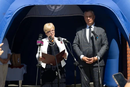 Uczestnicy uroczystości przekazania karetek w Mielcu