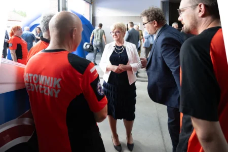 Uczestnicy uroczystości przekazania karetek w Mielcu