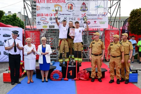 Uczestnicy zawodów strażackich