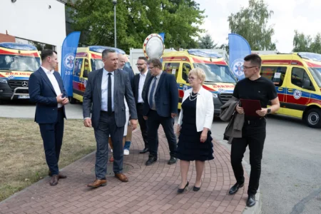 Uczestnicy uroczystości przekazania karetek w Mielcu
