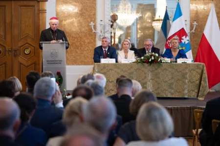 Uczestnicy uroczystości ustanowienie Rodziny Ulmów Patronami województwa podkarpackiego