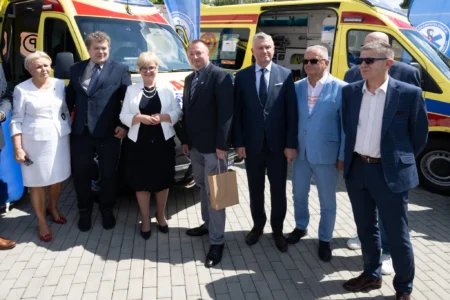 Uczestnicy uroczystości przekazania karetek w Mielcu