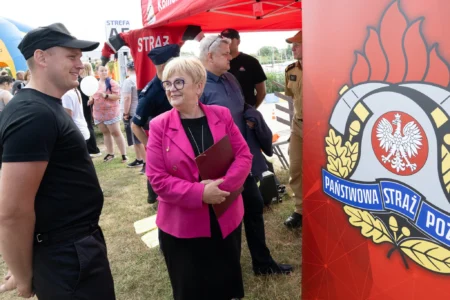 Uczestnicy pikniku dotyczącego bezpieczeństwa nad wodą