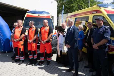 Uczestnicy uroczystości przekazania karetek w Mielcu
