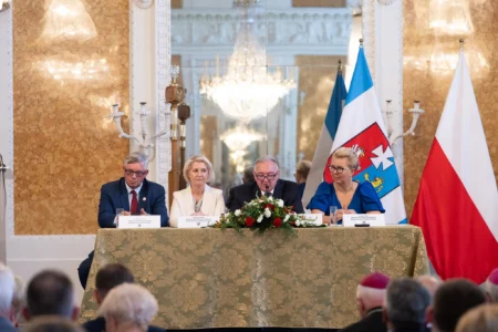 Uczestnicy uroczystości ustanowienie Rodziny Ulmów Patronami województwa podkarpackiego