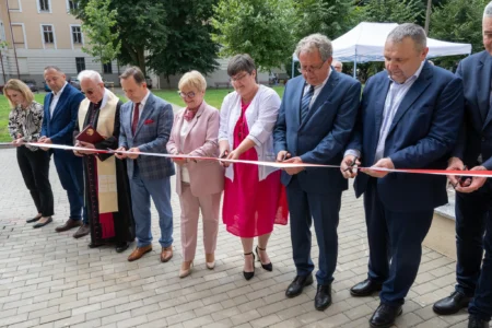 Uczestnicy otwarcia Jarosławskiego Centrum Zdrowia Psychicznego