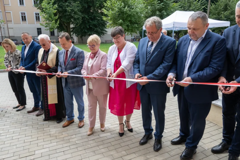 Uczestnicy otwarcia Jarosławskiego Centrum Zdrowia Psychicznego