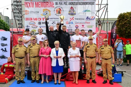 Uczestnicy zawodów strażackich