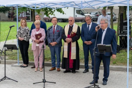 Uczestnicy otwarcia Jarosławskiego Centrum Zdrowia Psychicznego