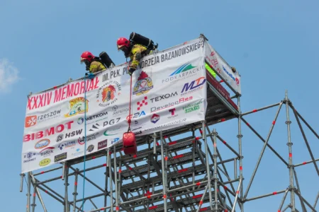 Uczestnicy zawodów strażackich