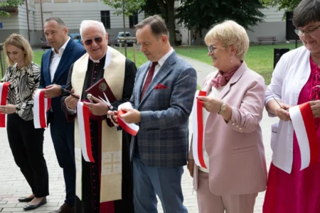 Uczestnicy otwarcia Jarosławskiego Centrum Zdrowia Psychicznego