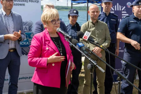 Uczestnicy pikniku dotyczącego bezpieczeństwa nad wodą