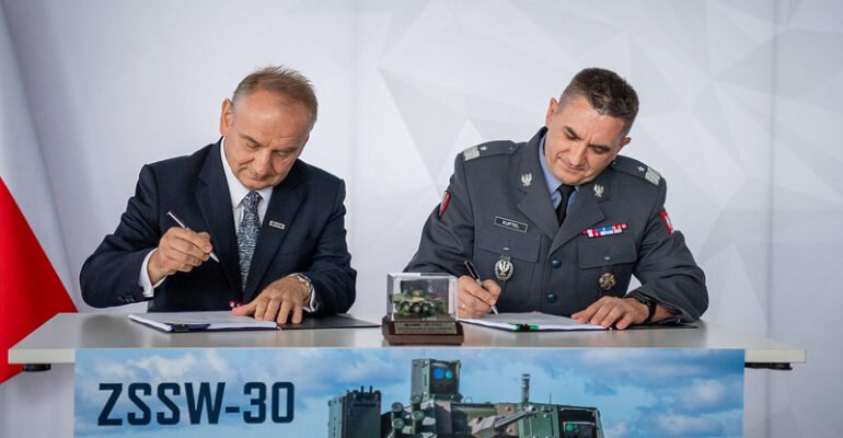 Agencja Uzbrojenia podpisała umowę z konsorcjum firm z Hutą Stalowa Wola S.A. jako liderem na dostawy seryjne kołowych transporterów opancerzonych (KTO) ROSOMAK zintegrowanych ze zdalnie sterowanymi systemami wieżowymi ZSSW-30.