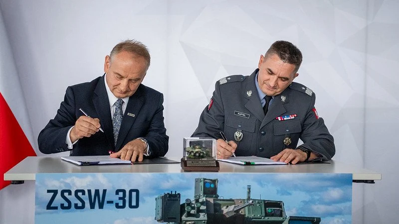 Agencja Uzbrojenia podpisała umowę z konsorcjum firm z Hutą Stalowa Wola S.A. jako liderem na dostawy seryjne kołowych transporterów opancerzonych (KTO) ROSOMAK zintegrowanych ze zdalnie sterowanymi systemami wieżowymi ZSSW-30.