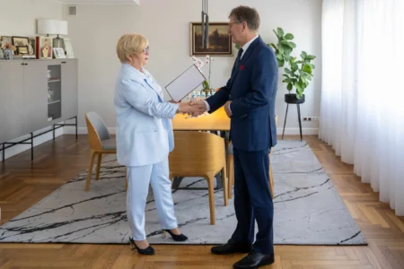 Wojewoda podkarpacki Teresa Kubas-Hul wręcza powołanie konsultantowi wojewódzkiemu w dziedzinie urologii Dariuszowi Sobierajowi