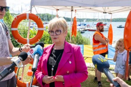 Uczestnicy pikniku dotyczącego bezpieczeństwa nad wodą
