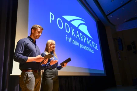 Studenckie Koło Naukowe PRz Racing Team działające na Politechnice Rzeszowskiej zaprezentowało swoją najnowszą konstrukcję. To elektryczny bolid PMT-06E.