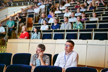 Studenckie Koło Naukowe PRz Racing Team działające na Politechnice Rzeszowskiej zaprezentowało swoją najnowszą konstrukcję. To elektryczny bolid PMT-06E.