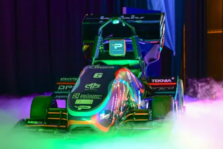 Studenckie Koło Naukowe PRz Racing Team działające na Politechnice Rzeszowskiej zaprezentowało swoją najnowszą konstrukcję. To elektryczny bolid PMT-06E.