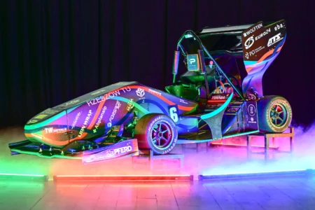 Studenckie Koło Naukowe PRz Racing Team działające na Politechnice Rzeszowskiej zaprezentowało swoją najnowszą konstrukcję. To elektryczny bolid PMT-06E.