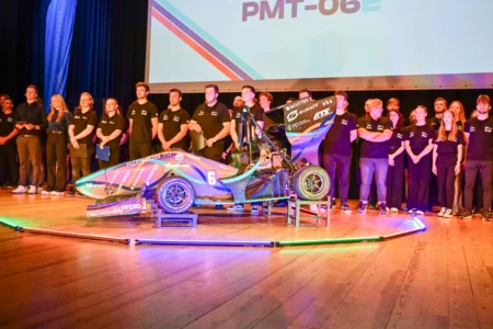 Studenckie Koło Naukowe PRz Racing Team działające na Politechnice Rzeszowskiej zaprezentowało swoją najnowszą konstrukcję. To elektryczny bolid PMT-06E.