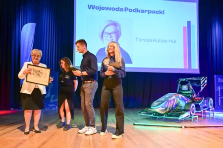 Studenckie Koło Naukowe PRz Racing Team działające na Politechnice Rzeszowskiej zaprezentowało swoją najnowszą konstrukcję. To elektryczny bolid PMT-06E.