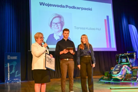 Studenckie Koło Naukowe PRz Racing Team działające na Politechnice Rzeszowskiej zaprezentowało swoją najnowszą konstrukcję. To elektryczny bolid PMT-06E.