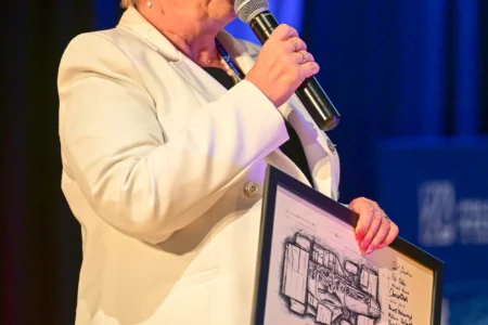 Studenckie Koło Naukowe PRz Racing Team działające na Politechnice Rzeszowskiej zaprezentowało swoją najnowszą konstrukcję. To elektryczny bolid PMT-06E.