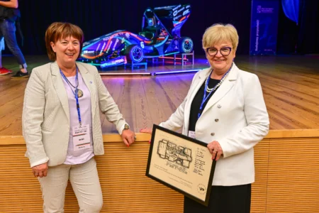 Studenckie Koło Naukowe PRz Racing Team działające na Politechnice Rzeszowskiej zaprezentowało swoją najnowszą konstrukcję. To elektryczny bolid PMT-06E.