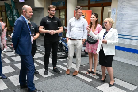 Studenckie Koło Naukowe PRz Racing Team działające na Politechnice Rzeszowskiej zaprezentowało swoją najnowszą konstrukcję. To elektryczny bolid PMT-06E.