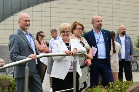 Studenckie Koło Naukowe PRz Racing Team działające na Politechnice Rzeszowskiej zaprezentowało swoją najnowszą konstrukcję. To elektryczny bolid PMT-06E.