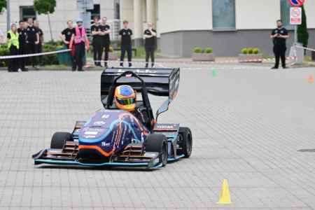 Studenckie Koło Naukowe PRz Racing Team działające na Politechnice Rzeszowskiej zaprezentowało swoją najnowszą konstrukcję. To elektryczny bolid PMT-06E.
