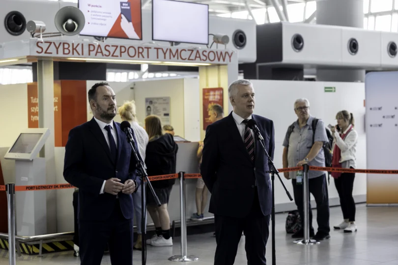 Szef MSWiA Tomasz Siemoniak oraz wiceminister Tomasz Szymański podczas konferencji pasowej