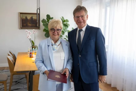 Wojewoda podkarpacki Teresa Kubas-Hul wręcza powołanie konsultantowi wojewódzkiemu w dziedzinie urologii Dariuszowi Sobierajowi