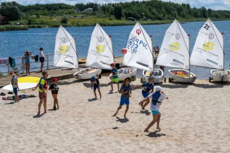 Uczestnicy pikniku dotyczącego bezpieczeństwa nad wodą