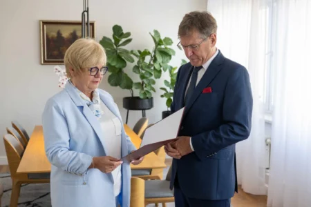 Wojewoda podkarpacki Teresa Kubas-Hul wręcza powołanie konsultantowi wojewódzkiemu w dziedzinie urologii Dariuszowi Sobierajowi