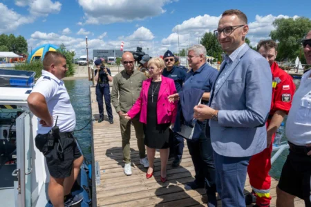 Uczestnicy pikniku dotyczącego bezpieczeństwa nad wodą