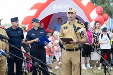 Uczestnicy pikniku dotyczącego bezpieczeństwa nad wodą