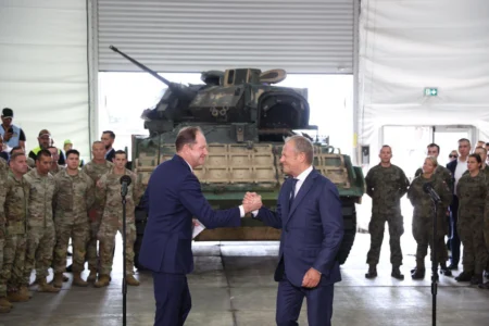 Szef rządu i ambasador USA w Polsce spotkali się w Jasionce z polskimi oraz amerykańskimi żołnierzami.