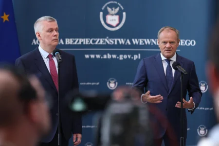 Wspólna konferencja prasowa ministra Tomasza Siemoniaka i premiera Donalda Tuska w Rzeszowie na temat przywrócenia 10 delegatur Agencji Bezpieczeństwa Wewnętrznego.