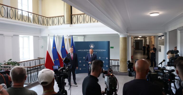 Wspólna konferencja prasowa ministra Tomasz Siemoniak i premiera Donald Tusk w Rzeszowie na temat przywrócenia 10 delegatur Agencji Bezpieczeństwa Wewnętrznego