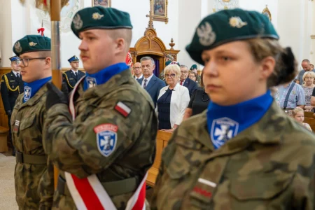 Uczestnicy uroczystości z okazji Święta Wojska Polskiego