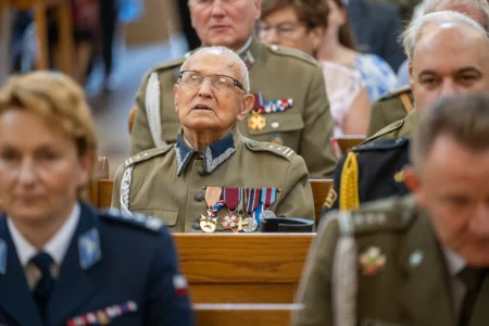 Uczestnicy uroczystości z okazji Święta Wojska Polskiego