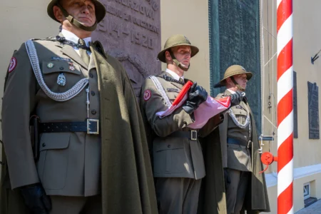 Uczestnicy uroczystości z okazji Święta Wojska Polskiego