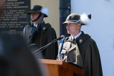 Uczestnicy uroczystości z okazji Święta Wojska Polskiego