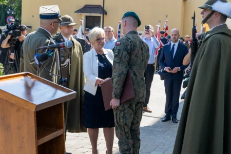 Uczestnicy uroczystości z okazji Święta Wojska Polskiego