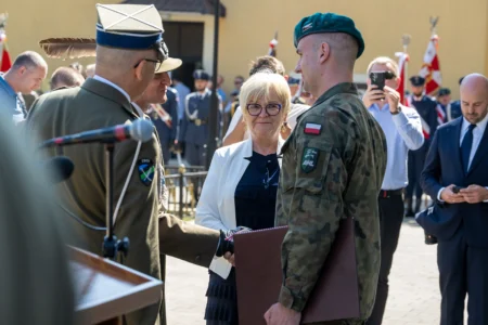 Uczestnicy uroczystości z okazji Święta Wojska Polskiego