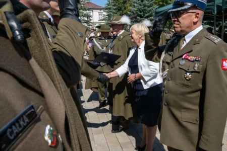 Uczestnicy uroczystości z okazji Święta Wojska Polskiego